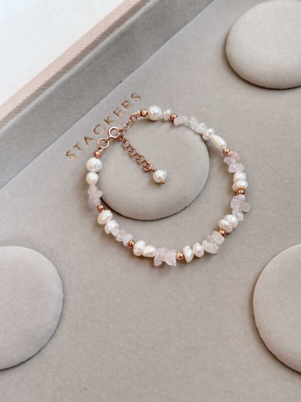 Bracciale perle di fiume e sassolini di quarzo rosa