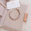 Bracciale pietre crema e lilla - immagine 2